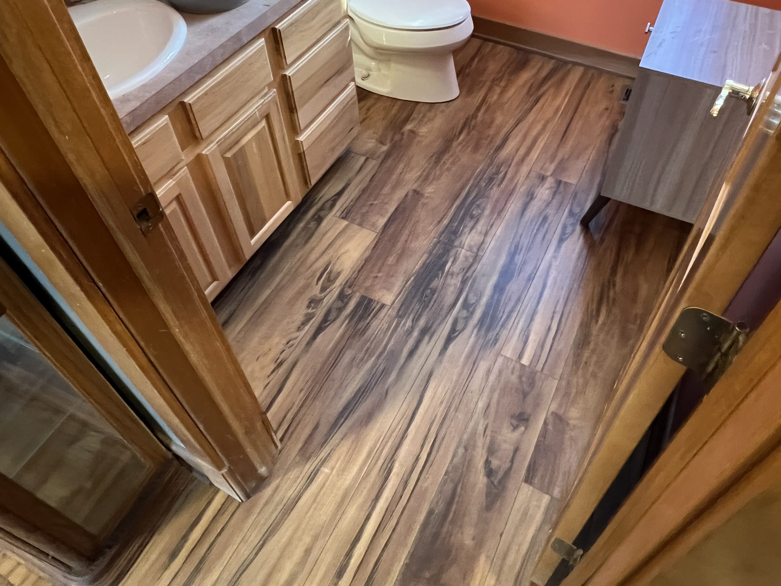 bathroom-wood-look-vinyl-plank-flooring