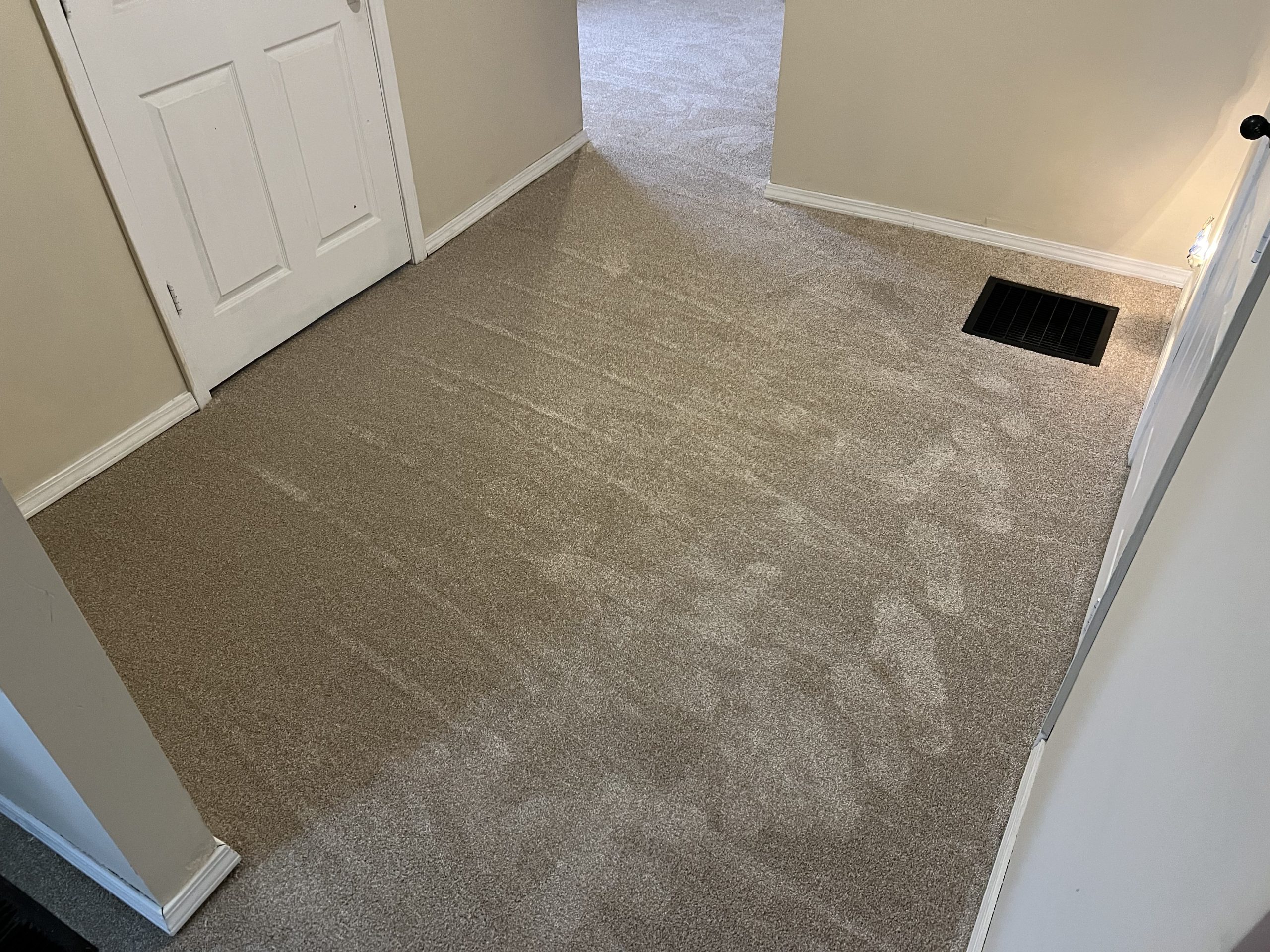 beige-carpet-installation-hallway
